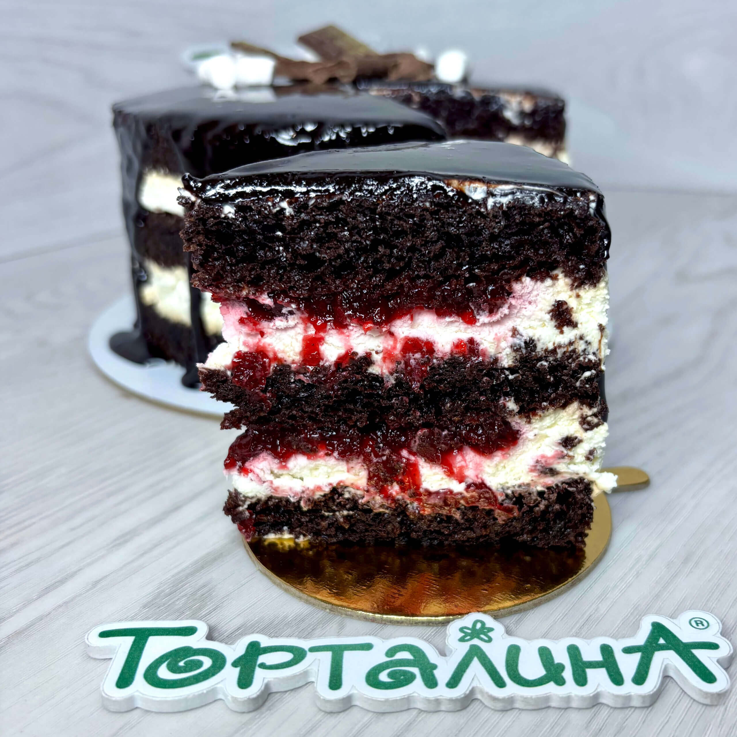 авторская начинка торта кондитерской Торталина Уфа Дикая черемуха в оформлении на витрину