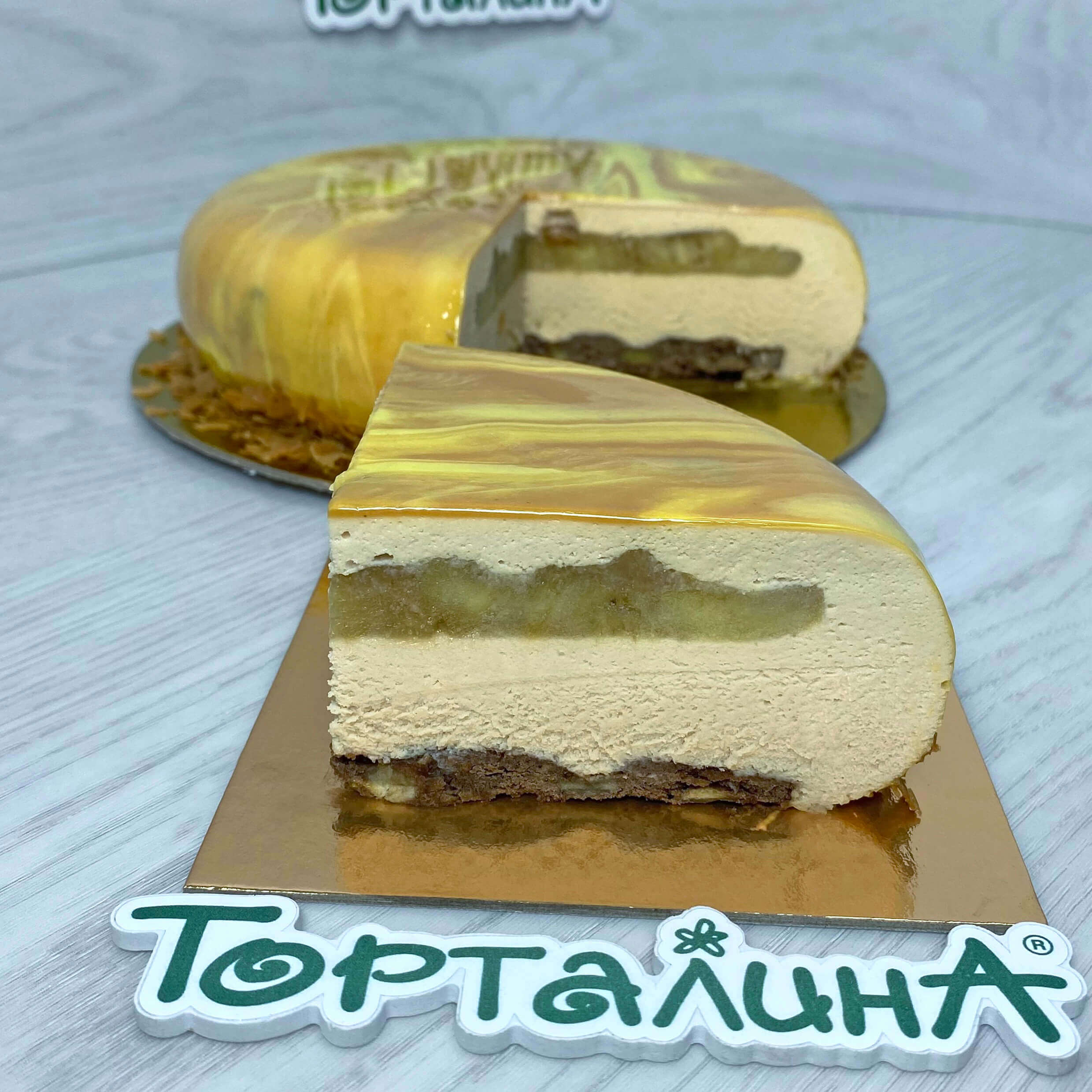 торт муссовый Банановая карамель кондитерской Торталина Уфа в оформлении на витрину