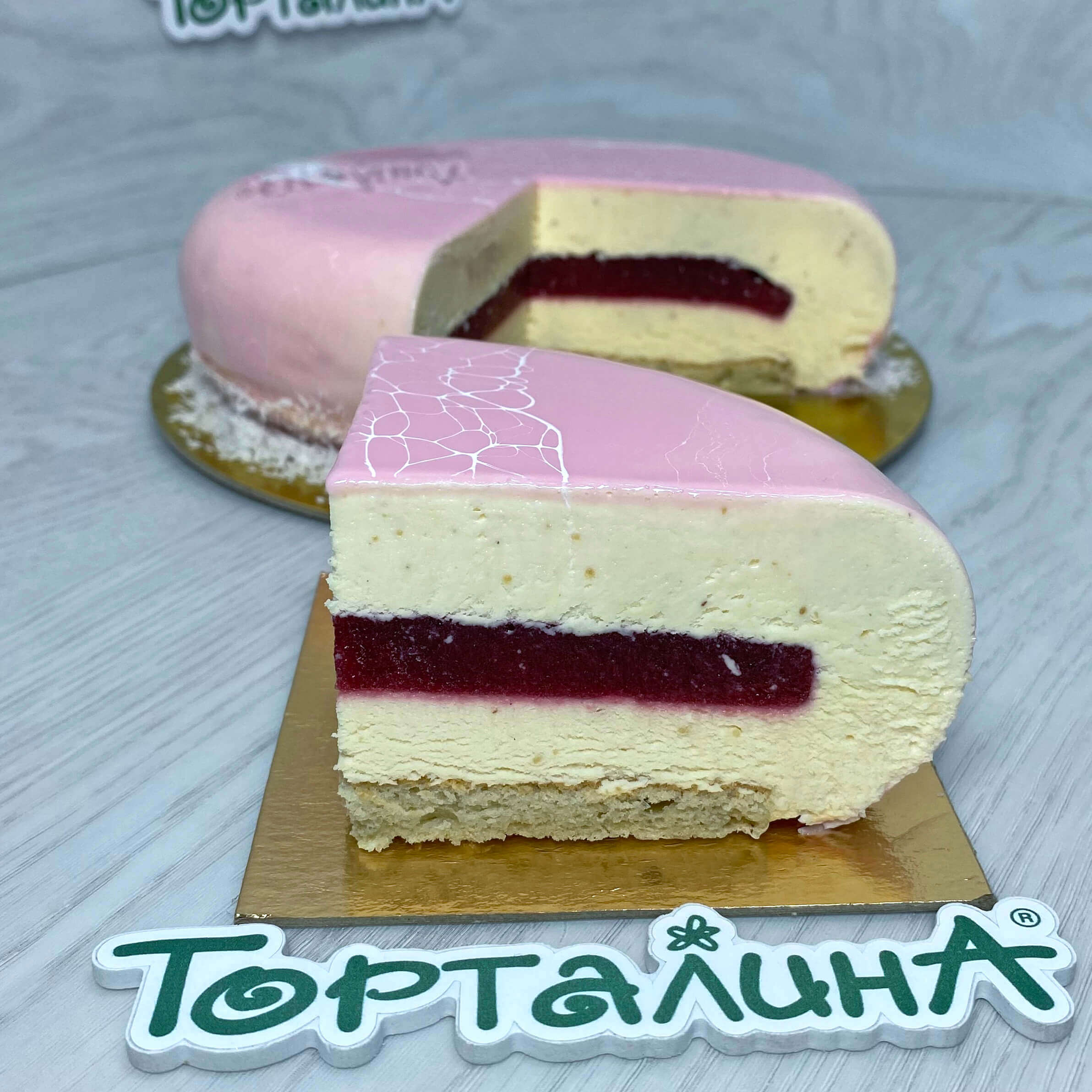 торт муссовый Малина-фундук кондитерской Торталина Уфа в оформлении на витрину