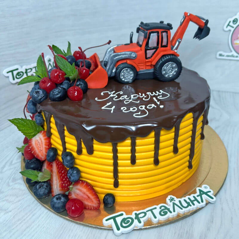 торт подарок для мальчика с трактором и ягодками