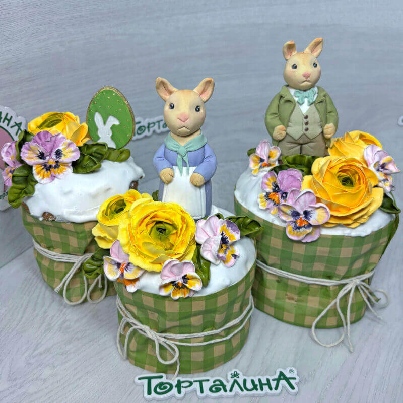 кулич на пасху с зефирными цветами и фигуркой из сахарной мастики