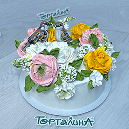 торт подарок украшенный розами из зефира и птичками из мастики