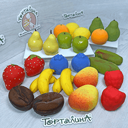 корпусные муссовые пирожные в форме и вкусе фруктов, ягод и кофейных зерен