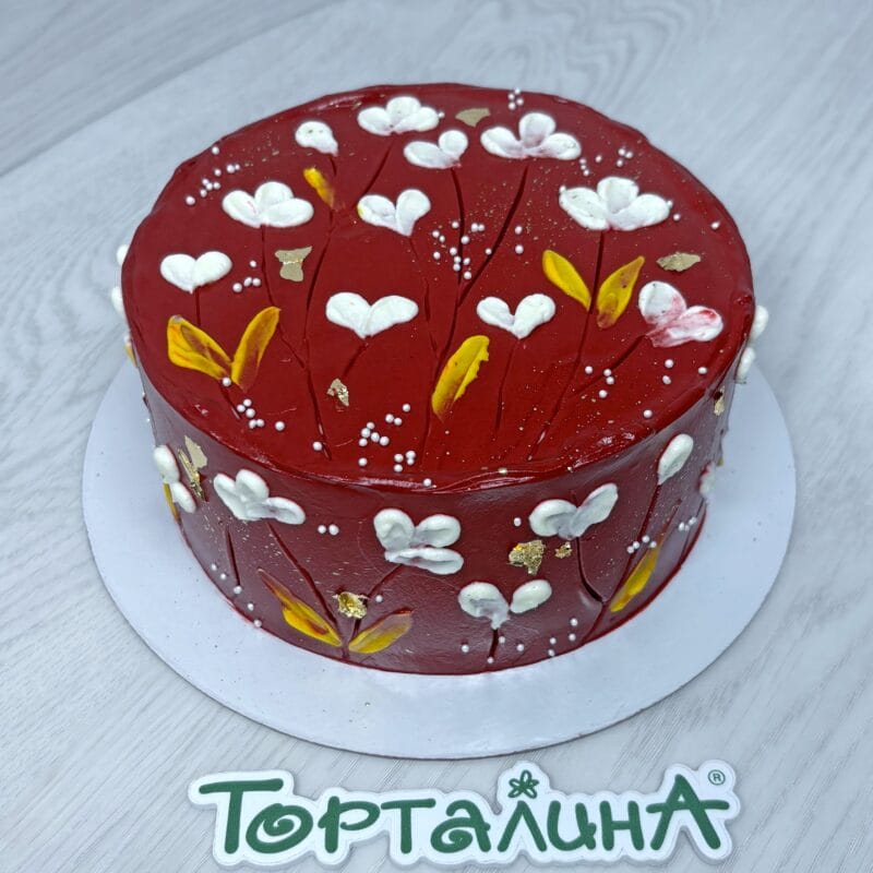 торт праздничный бордовый с кремовыми цветочками