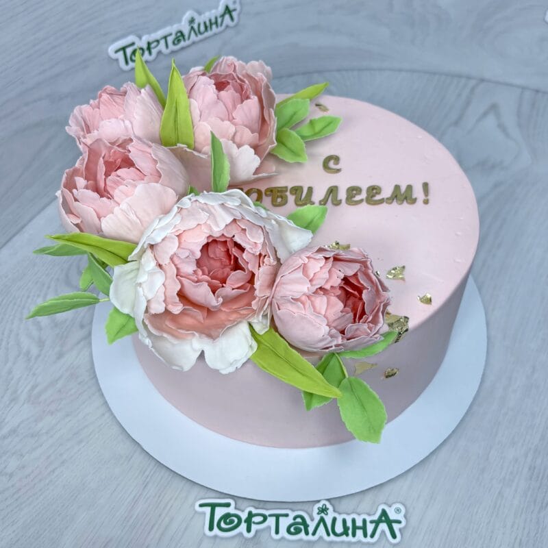 торт праздничный с розовыми пионами из сахарной мастики