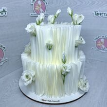 Белые розочки и лепестки. Премиум